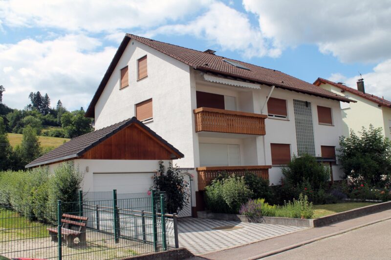 Zweifamilienhaus mit DG Wohnung in schöner Wohngegend